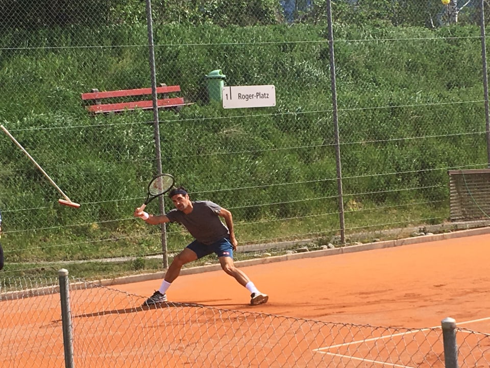 Roger Federer en acziun sin il plaz da tennis a Favugn