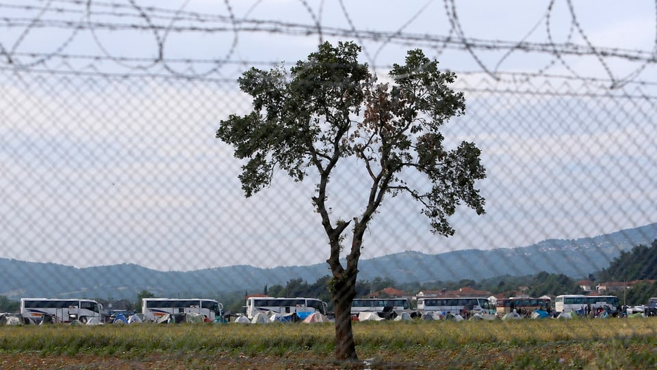 La rumida dad Idomeni - Ina lingiada da bus che spetgan.