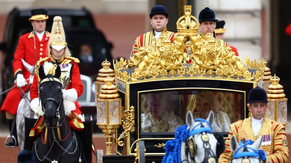 King Charles Krönung London Camilla Königin in der kutsche auf dem weg zur krönungszeremonie
