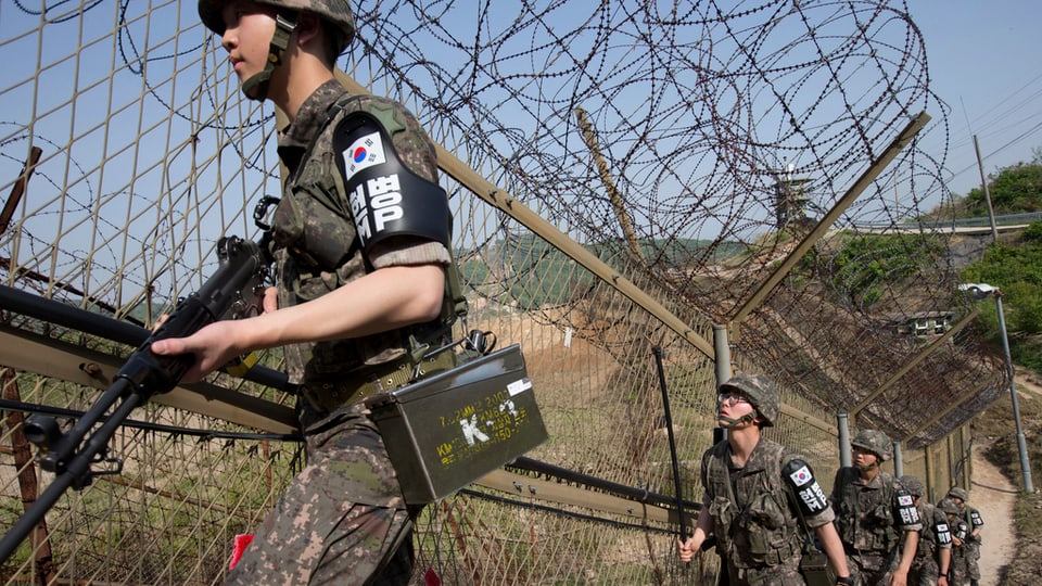 Schuldads da la Corea dal Sid sin il cunfin cun la Corea dal Nord.