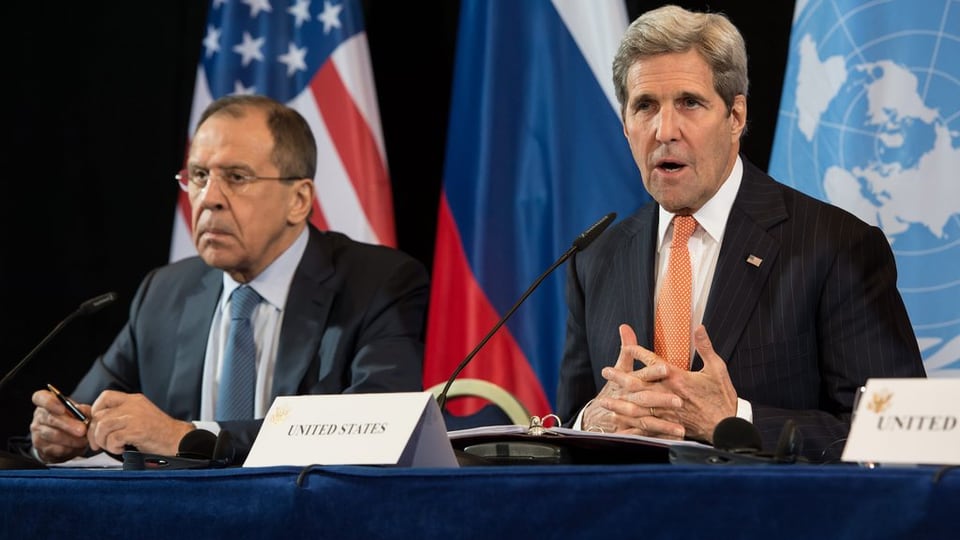 Represchentants enconuschents: Sergei Lavrov, il minister da l'exteriur da la Russia (san). e ses collega d'uffizi dals Stadis Unids, John Kerry (dre.)