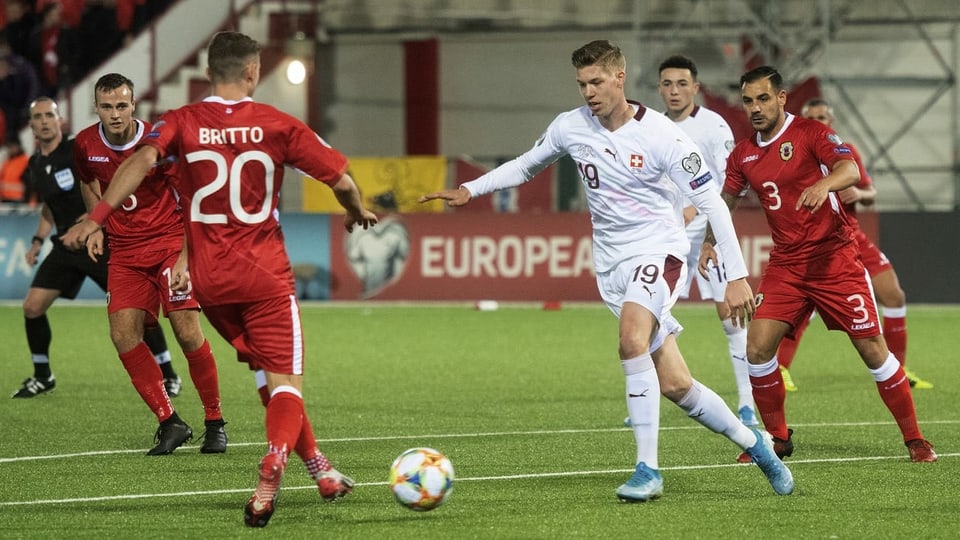 Cedric Itten cun il numer 19 cumbatta per la balla.