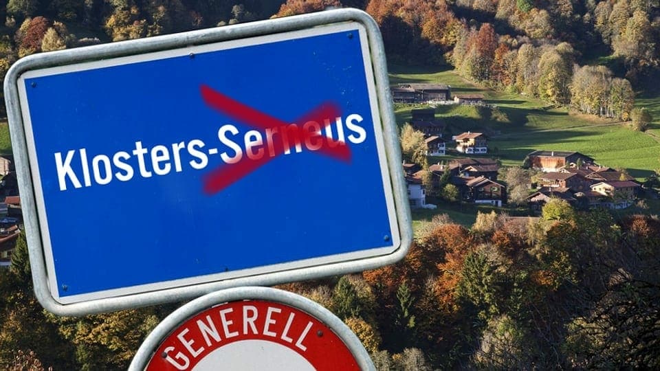 purtret da Serneus e davantvart la tavla dal lieu cun scrit si Klosters-Serneus e stritgà tras Serneus. 