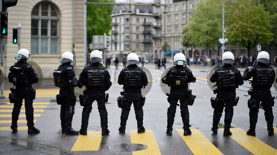 Polizist en retscha pronts per ils demonstrants. 