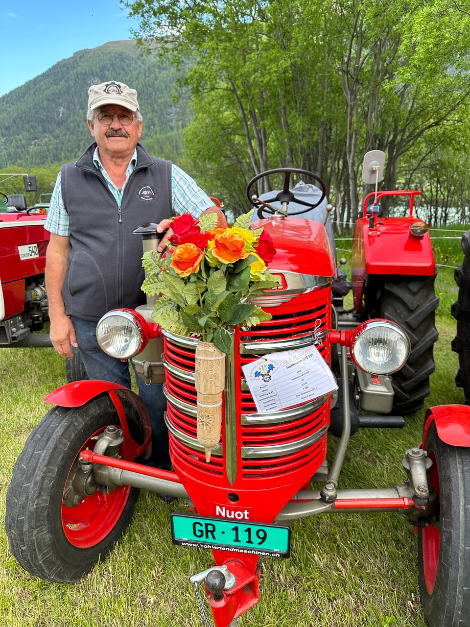 Ein Mann mit einem alten Hürlimanntraktor