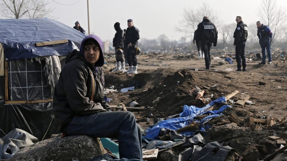 En il champ da fugitivs a Calais.