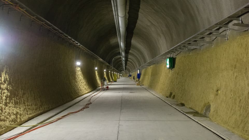 Tunnel da segirtad per evacuar persunas ord il tunnel.