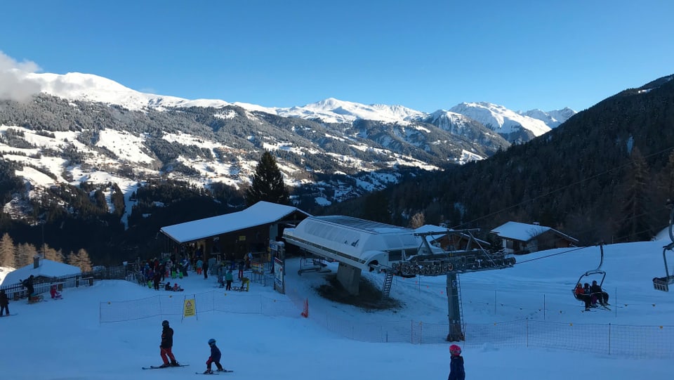 Ils emprims han gia fatg ina pista ed èn puspè tar la staziun da val.