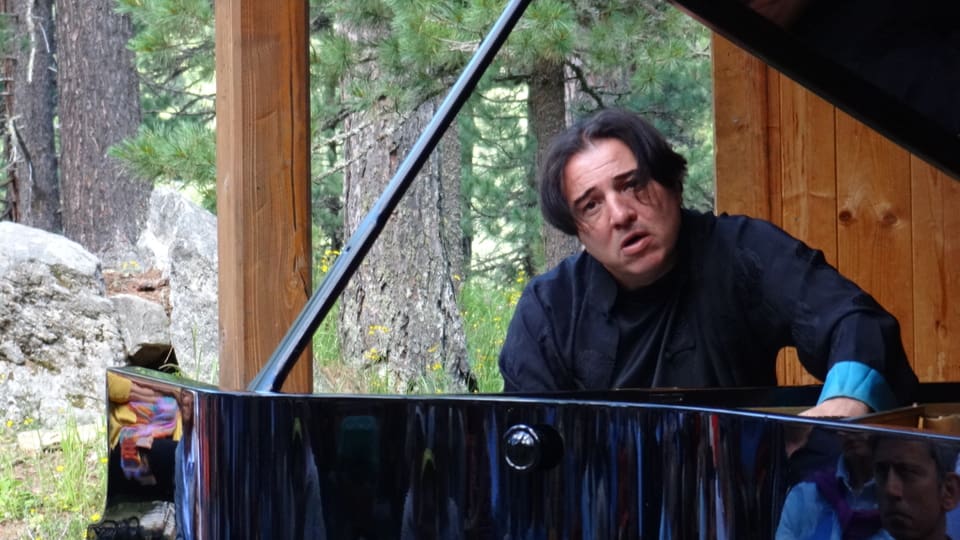 Fazil Say durant il concert en il guaud da Tais sut tschiel avert. 