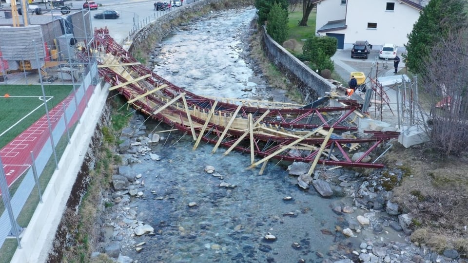 In Poschavo ist eine Brücke eingestürzt, 4 Arbeiter wurden verletzt.
