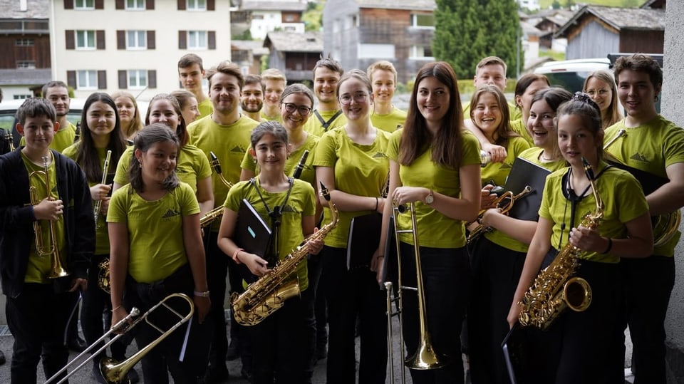 Die Jugendmusik Glarus macht sich bereit für ihr Konzert am Kantonalen Jugendmusikfest in Vals.