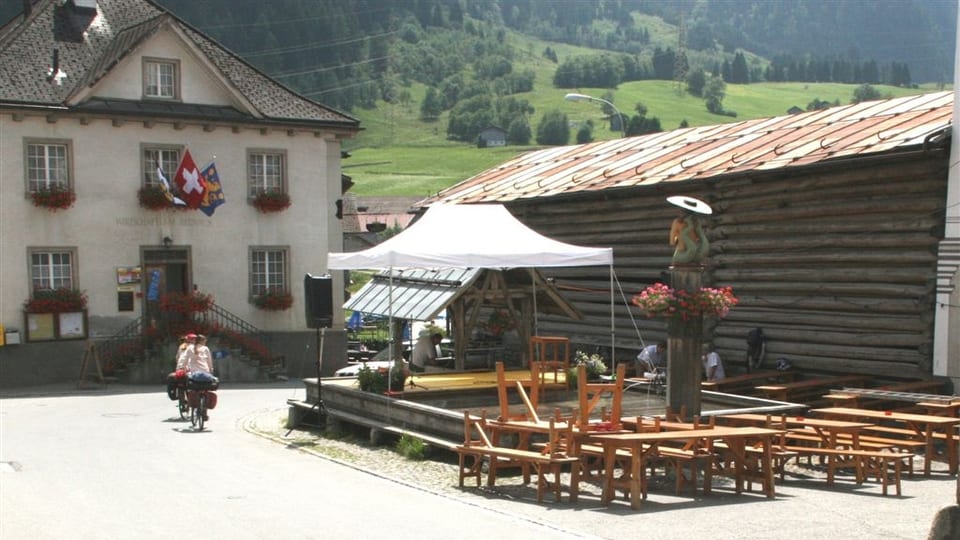 La veglia chasa da scola a Valendau sa chatta sper la plazza da vitg cun la enconuschenta funtauna da lain.