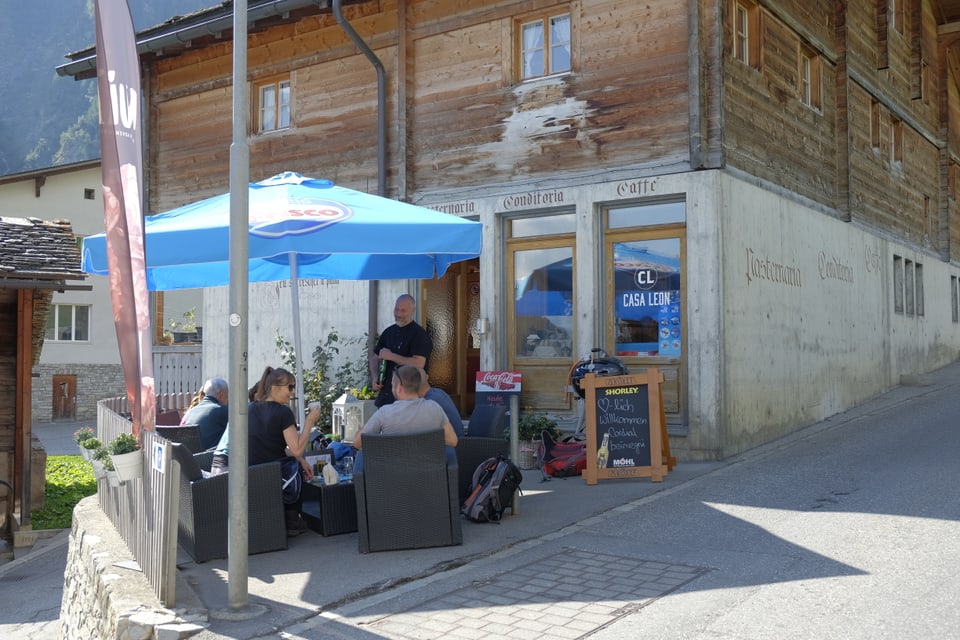  Sascha Dimmler discurra cun turistas che van suenter il café vinavant encunter la Greina.