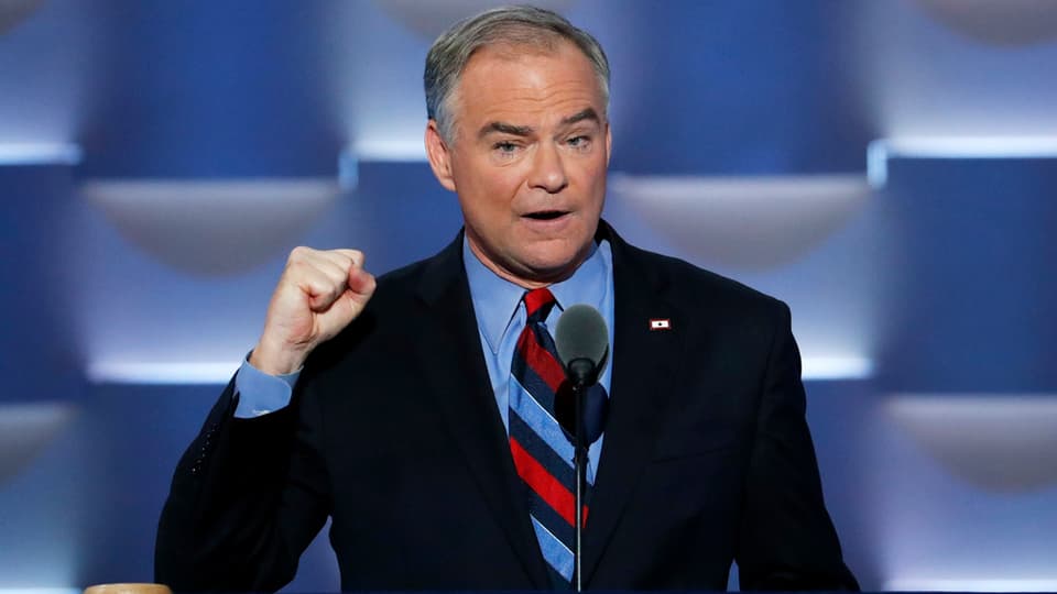 Il candidat dals democrats per il vicepresidi american, Tim Kaine, durant ses pled a Philadelphia.