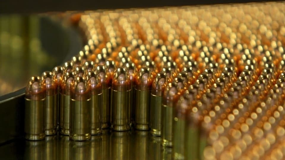 Muniziun da pistolas en ina fabrica.