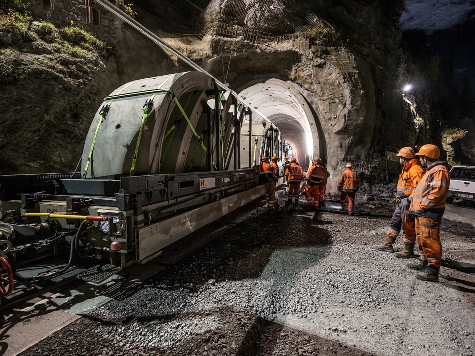 Ils elements vegnan transportads en il tunnel.