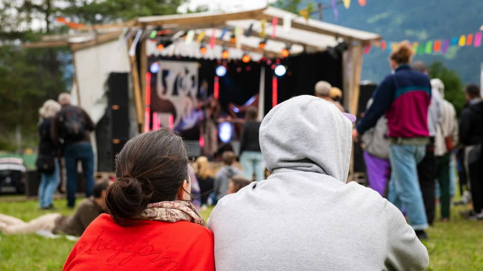 Festivalgelände mit Campingplatz im Hintergrund