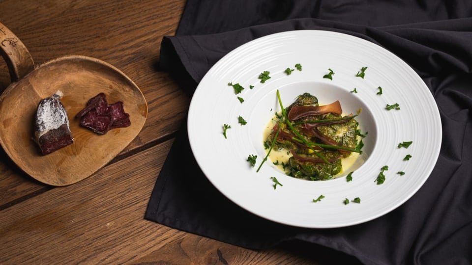 Capuns – eine Bündner Spezialität | ina spezialitad dal Grischun Capuns Rezept. Capuns – eine Bündner Spezialität angerichtet auf einem weissen Teller. Capuns Rezept zum Nachkochen.