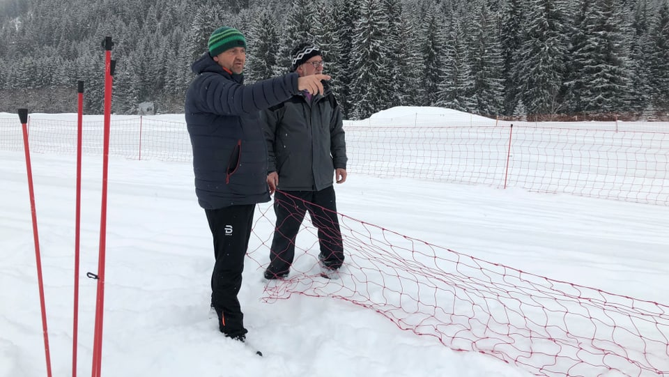 Cau cursa Toni Cathomen cun il gidonter Ciril Monn vid preparar la partenza.