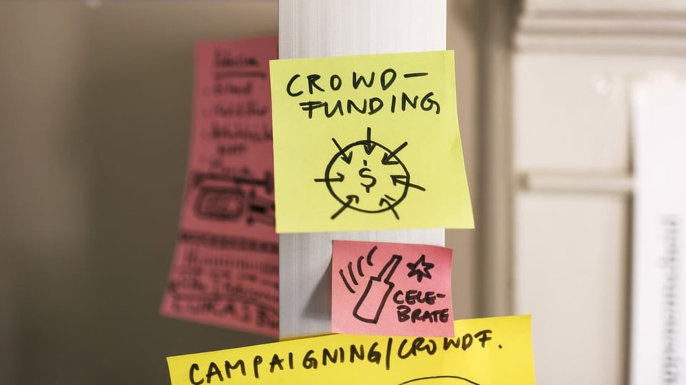 Foto simbolica cun in post-it da crowdfunding.