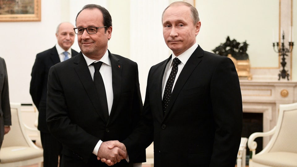 Hollande e Putin dattan il maun: Dentant n'èn els betg d'accord areguard il potentat sirian Assad.