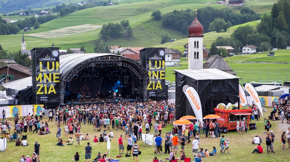 In grond public davant il palc dal Open air Lumnezia