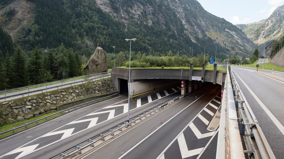 L’entrada al tunnel dal Gottard al portal dal nord a Göschenen.
