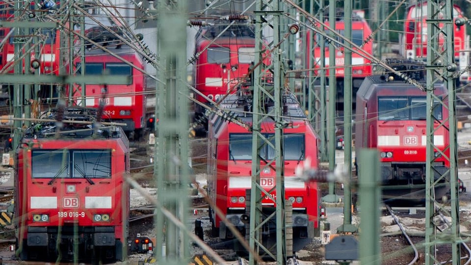 Trens da la Deutsche Bahn che stattan airi.