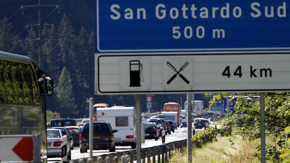 Colonnas avant il tunnel dal Gottard