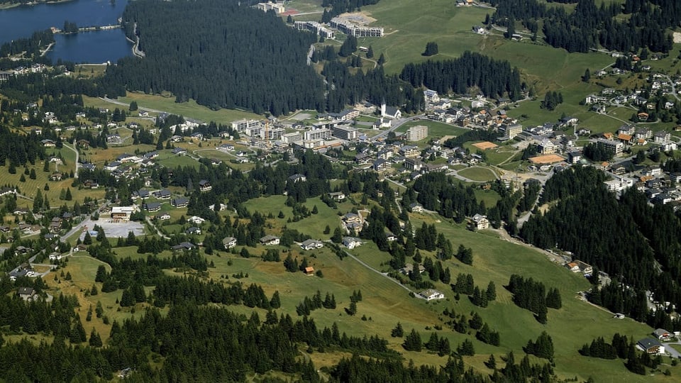 Blick auf die Hotels in Lenzerheide und die noch spärlich bebauten Quartiere Clois, Fadail, Penasch und Davos Lai  1978