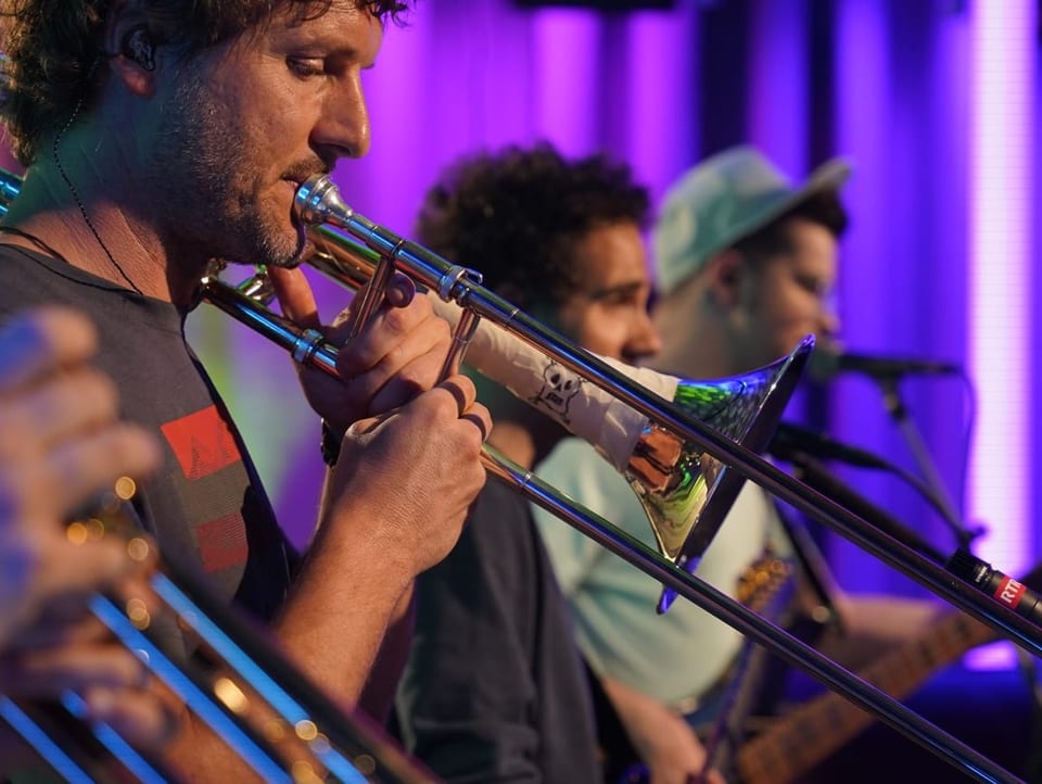 Posaunist Fabian Sgier während dem Konzert.