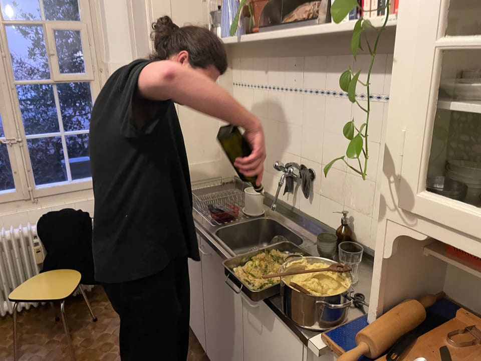Valentin Bezzola bereitet den Auflauf zu