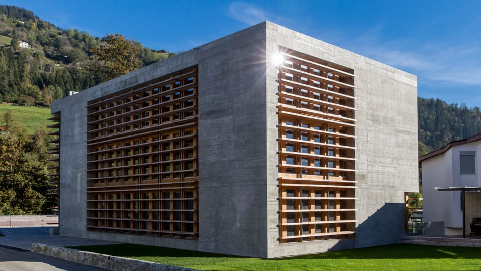 L’edifizi da biros da la Cavigelli SA a Glion vegn undrà cun il premi spezial Norman Foster Solar Award 2015.