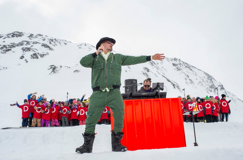 Dodo rockt mit Kindern aus Sedrun auf dem Oberalp. 