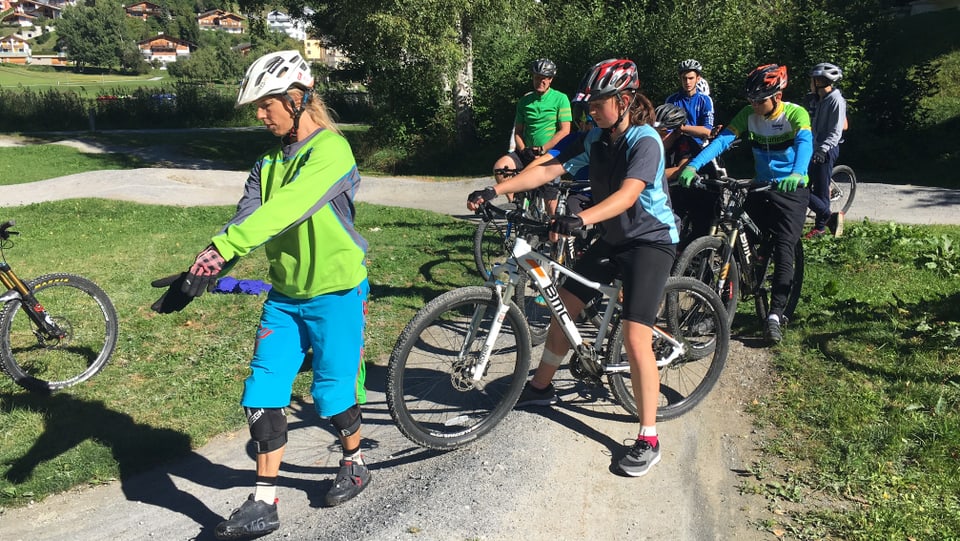 Ils participants dal camp da velo sa preparan per il pumptrack.