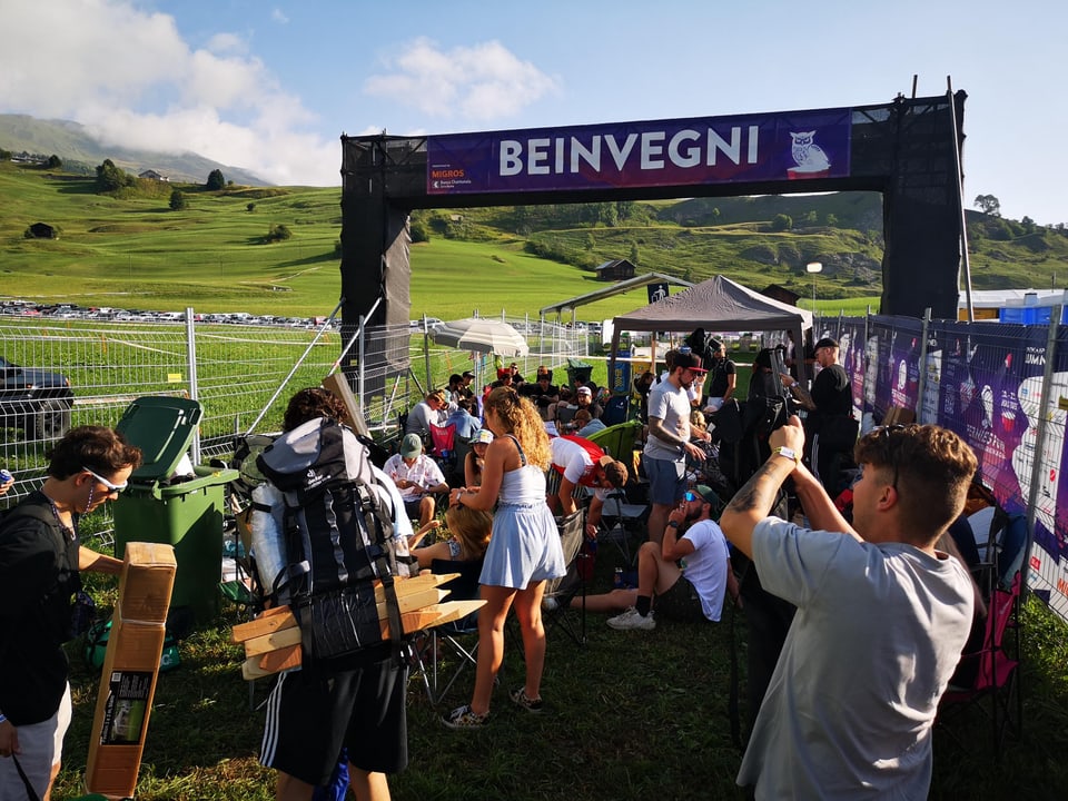 Festivalbesucher warten vor dem Open Air Lumnezia auf Einlass.