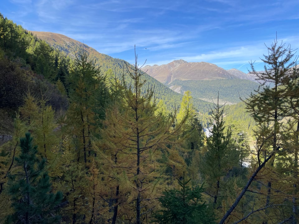 eindrückliche Bergkulisse und blauer Himmel
