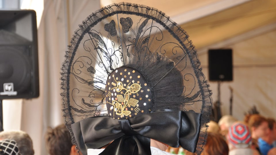 ina dunna cun costum