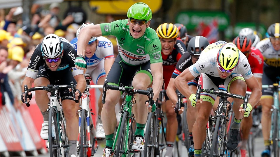 Andre Greipel gudogna il sprint avant Peter Sagan e Mark Clavendish.