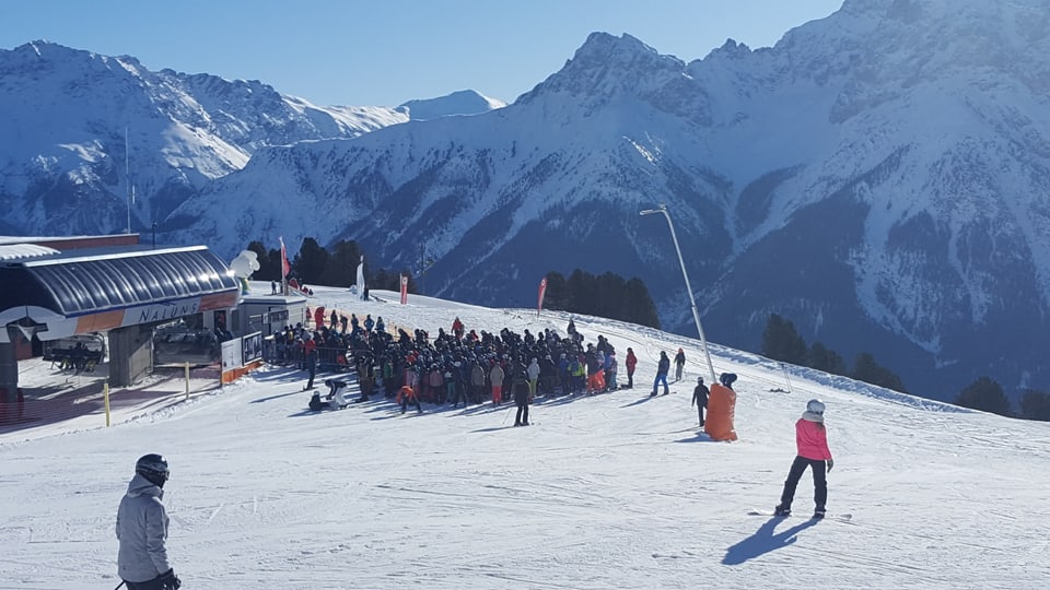 Ils skiunz davant la sutgera da la sutgera a Motta Naluns Scuol