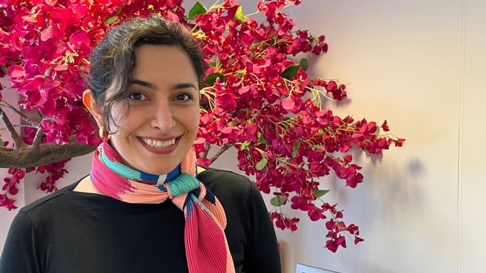 L'Iranaisa Saghar Vosough avant ina planta cun figlias cotschnas. Nouruz Iran Frühlingsfest Haft Sin iranisches Neujahr