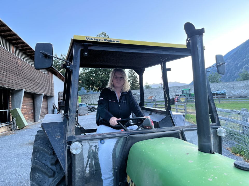 Georgina Janki sin in tractor