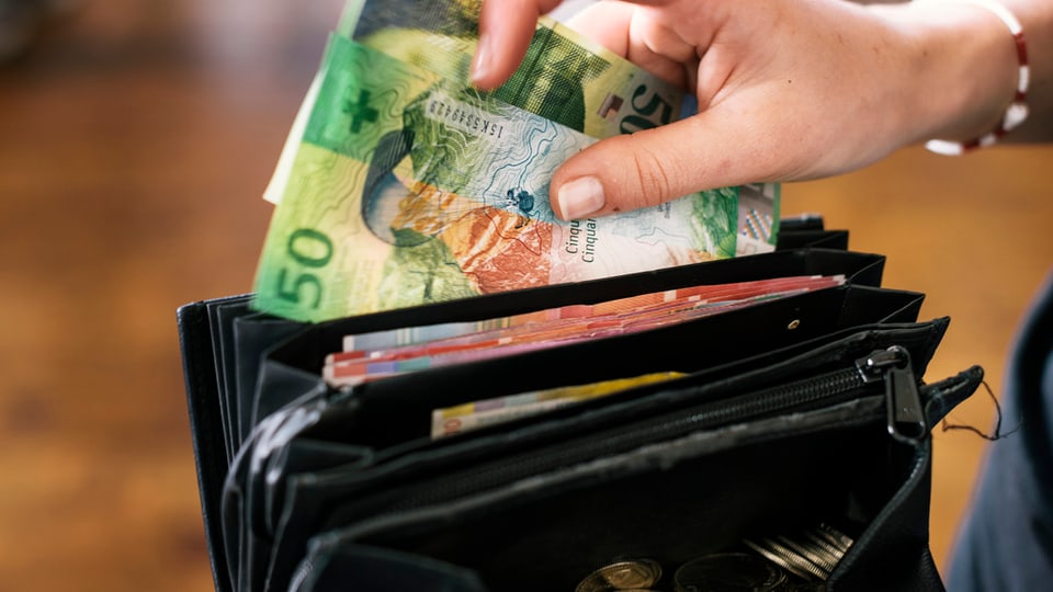 Ina bursa cun bancnotas da 50, 20 e 10 francs svizzers