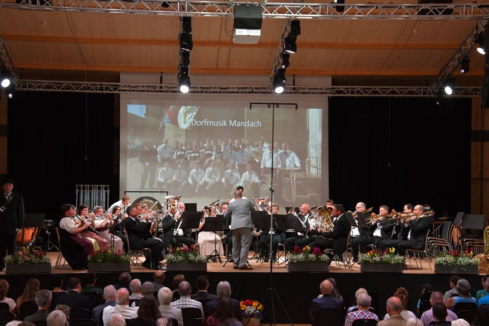 Dorfmusik Mandach spielt auf der Bühne