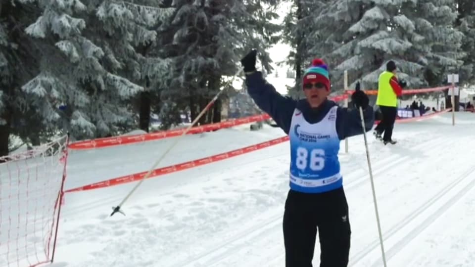 In sportist cun impediment spiertal en dress da passlung sin il traject da passlung a brambrüesch. El tegn festa en ses maun e sstenda la bratscha envers tschiel. Sia numera da partenza è vesaivla sin ses pez: 81.