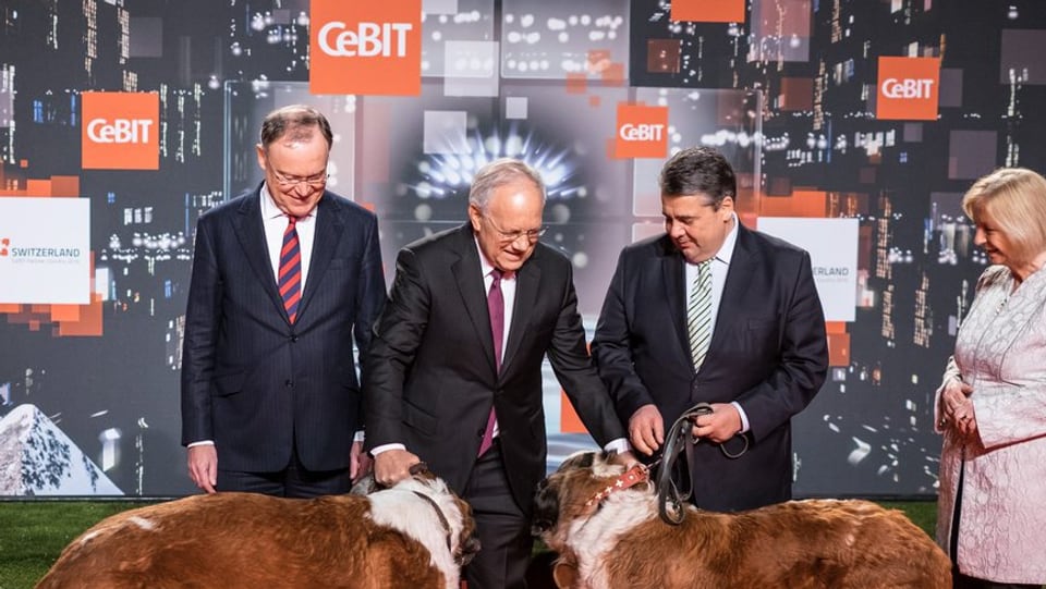 La Svizra è giasta speciala a la CeBIT - Johann Schneider-Amman cun 2 chauns e 3 politichers a l'avertura da la CeBIT.