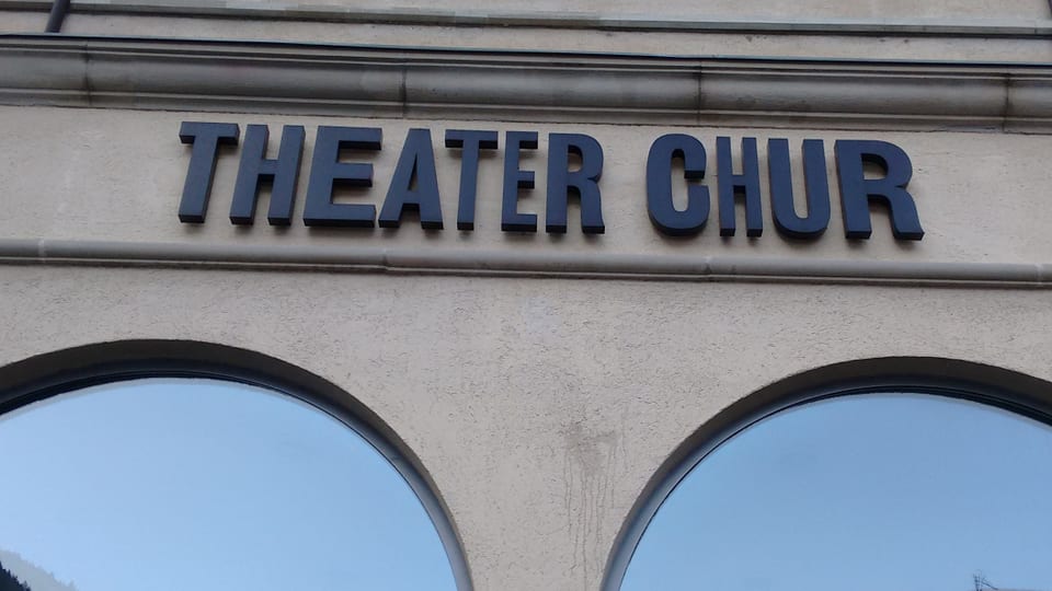 La fassada dal teater da Cuira