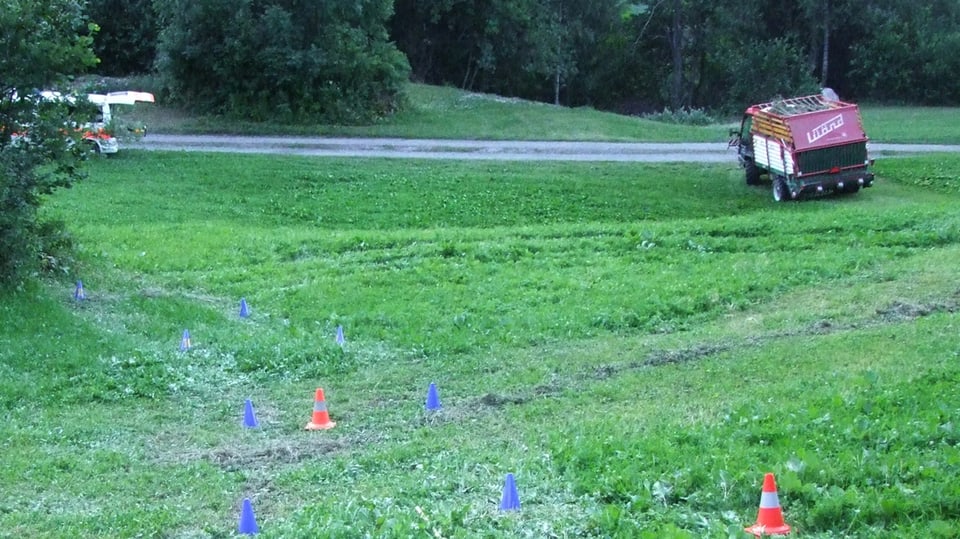 fastizs da las rodas, il chargiafain e l'auto da polizia plinengiu