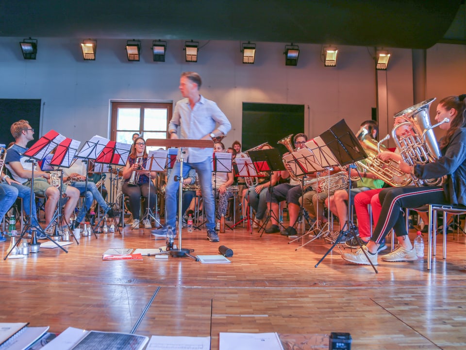 Durant exercizi la musica da giuvenils en in camp a Sursaissa.