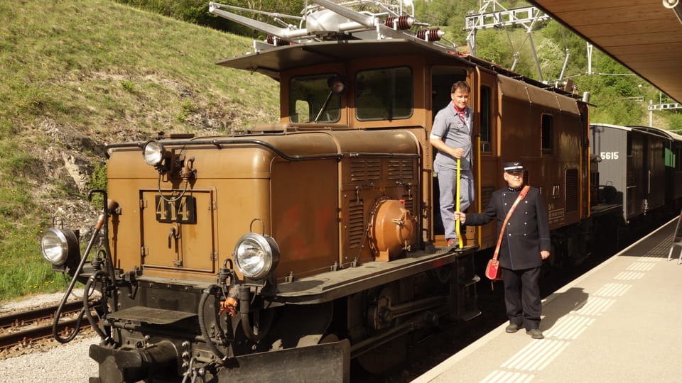 Il locomotivist Reto Mathiuet ensemen cun l'accumpagnader dal tren Andi Jenni.